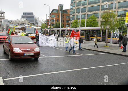 Dublin, Irlande. 1er mai 2014. L'IWU mars mai se déplace dans le Dublin Soirée le trafic. Des militants de la branche de la Dublin Syndicat des travailleurs indépendants titulaires d'un Premier Mai indépendant mars à Dublin. La marche s'est terminée par un dépôt de gerbe à la statue de James Connolly. Crédit : Michael Debets/Alamy Live News Banque D'Images