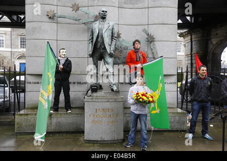 Dublin, Irlande. 1er mai 2014. Avec les militants de drapeaux et d'une couronne de rester autour de la statue de James Connolly. Des militants de la branche de la Dublin Syndicat des travailleurs indépendants titulaires d'un Premier Mai indépendant mars à Dublin. La marche s'est terminée par un dépôt de gerbe à la statue de James Connolly. Crédit : Michael Debets/Alamy Live News Banque D'Images