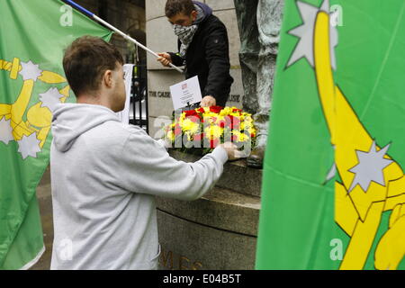 Dublin, Irlande. 1er mai 2014. Des militants d'un se trouve une couronne sur la statue de James Connolly. Des militants de la branche de la Dublin Syndicat des travailleurs indépendants titulaires d'un Premier Mai indépendant mars à Dublin. La marche s'est terminée par un dépôt de gerbe à la statue de James Connolly. Crédit : Michael Debets/Alamy Live News Banque D'Images