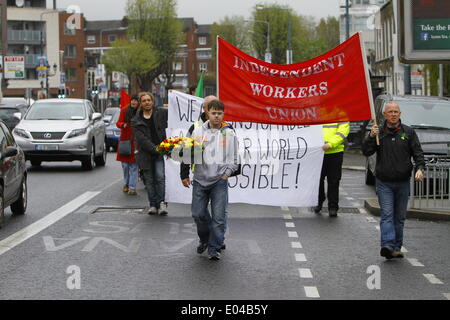 Dublin, Irlande. 1er mai 2014. L'IWU mars mai se déplace dans le Dublin Soirée le trafic. Des militants de la branche de la Dublin Syndicat des travailleurs indépendants titulaires d'un Premier Mai indépendant mars à Dublin. La marche s'est terminée par un dépôt de gerbe à la statue de James Connolly. Crédit : Michael Debets/Alamy Live News Banque D'Images