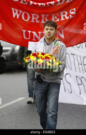 Dublin, Irlande. 1er mai 2014. Des militants d'un port d'une couronne de fleurs mène l'IWU à cette manifestation. Des militants de la branche de la Dublin Syndicat des travailleurs indépendants titulaires d'un Premier Mai indépendant mars à Dublin. La marche s'est terminée par un dépôt de gerbe à la statue de James Connolly. Crédit : Michael Debets/Alamy Live News Banque D'Images