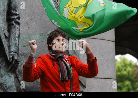 Dublin, Irlande. 1er mai 2014. Un militant, avec un peu différent, des balançoires un ciel étoilé drapeau vert de la charrue. Des militants de la branche de la Dublin Syndicat des travailleurs indépendants titulaires d'un Premier Mai indépendant mars à Dublin. La marche s'est terminée par un dépôt de gerbe à la statue de James Connolly. Crédit : Michael Debets/Alamy Live News Banque D'Images