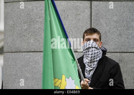 Dublin, Irlande. 1er mai 2014. Un des activistes masqués est titulaire d'un ciel étoilé vert drapeau de charrue. Des militants de la branche de la Dublin Syndicat des travailleurs indépendants titulaires d'un Premier Mai indépendant mars à Dublin. La marche s'est terminée par un dépôt de gerbe à la statue de James Connolly. Crédit : Michael Debets/Alamy Live News Banque D'Images