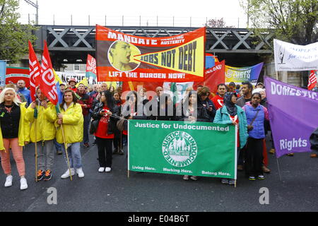 Dublin, Irlande. 1er mai 2014. Ces militants ont monté avec leurs bannières pour le dernier rallye. Des centaines de militants de différents syndicats irlandais et les groupes communautaires ont défilé à Dublin au Conseil de Dublin de syndicats peuvent 24 mars pour commémorer la Fête du travail. Mars l'appelé à la fin de la politique d'austérité en Irlande. Crédit : Michael Debets/Alamy Live News Banque D'Images