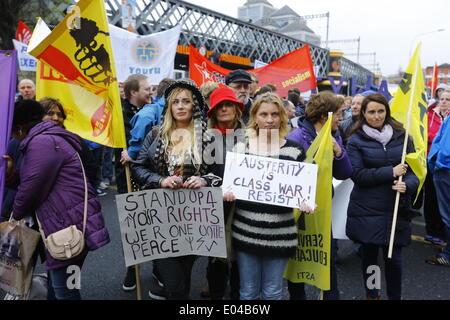 Dublin, Irlande. 1er mai 2014. Ces militants ont monté avec leurs bannières pour le dernier rallye. Des centaines de militants de différents syndicats irlandais et les groupes communautaires ont défilé à Dublin au Conseil de Dublin de syndicats peuvent 24 mars pour commémorer la Fête du travail. Mars l'appelé à la fin de la politique d'austérité en Irlande. Crédit : Michael Debets/Alamy Live News Banque D'Images