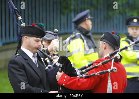 Dublin, Irlande. 1er mai 2014. Deux pipers se préparer à la mars. Des centaines de militants de différents syndicats irlandais et les groupes communautaires ont défilé à Dublin au Conseil de Dublin de syndicats peuvent 24 mars pour commémorer la Fête du travail. Mars l'appelé à la fin de la politique d'austérité en Irlande. Crédit : Michael Debets/Alamy Live News Banque D'Images