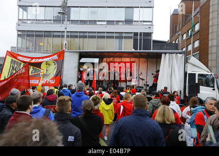 Dublin, Irlande. 1er mai 2014. Ces militants ont monté avec leurs bannières pour le dernier rallye. Des centaines de militants de différents syndicats irlandais et les groupes communautaires ont défilé à Dublin au Conseil de Dublin de syndicats peuvent 24 mars pour commémorer la Fête du travail. Mars l'appelé à la fin de la politique d'austérité en Irlande. Crédit : Michael Debets/Alamy Live News Banque D'Images