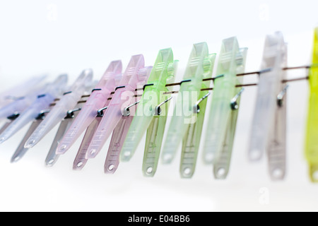 Certains des pinces colorées isolé sur fond blanc Banque D'Images