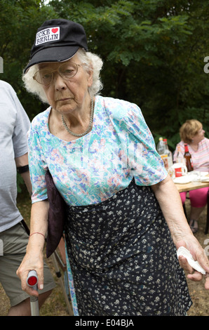 Grand-mère polonaise sportive age 88 marche avec cannes au pique-nique en famille. Zawady Centre de la Pologne Banque D'Images