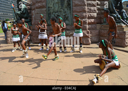 Les enfants de troupe de danse zoulou en place de l'Église (Kerkplein), Pretoria, la Province de Gauteng, Afrique du Sud Banque D'Images