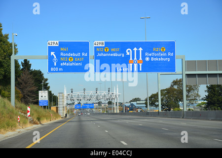 Reconnaissance automatique des plaques d'immatriculation (ANPR) sur l'autoroute N17 près de Boksburg, East Rand, la Province de Gauteng, Afrique du Sud Banque D'Images