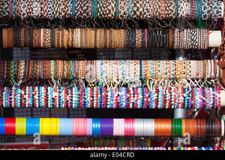 Un grand nombre de bracelets placés en rangées dans un marché Banque D'Images