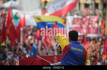 Caracas, Venezuela. 1er mai 2014. Photo fournie par la présidence vénézuélienne montre le président vénézuélien Nicolas Maduro prenant part à une marche pour commémorer la Journée internationale du Travail, à Caracas, Venezuela, le 1 mai 2014. Credit : Présidence vénézuélienne/Xinhua/Alamy Live News Banque D'Images