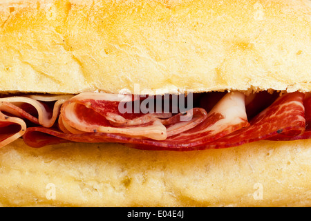 Un délicieux sandwich rempli de salami italien (coppa di parma) Banque D'Images