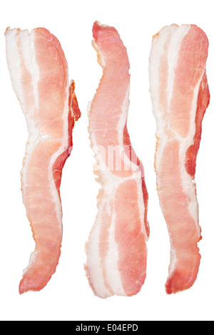 Trois morceaux de bacon cru isolé sur fond blanc Banque D'Images