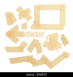 Diverses combinaisons de morceaux de ruban adhésif arraché isolé sur un fond blanc. Banque D'Images