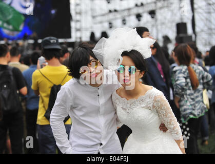 Beijing, Chine. 1er mai 2014. Un couple de nouveau poser pour des photos de mariage avant l'étape à la Beijing 2014 Festival Midi à Beijing, capitale de Chine, le 1 mai, 2014. Credit : Xiao Xiao/Xinhua/Alamy Live News Banque D'Images