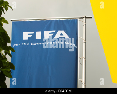 Drapeaux de la FIFA à l'entrée du siège de la FIFA à Zurich, Suisse Banque D'Images