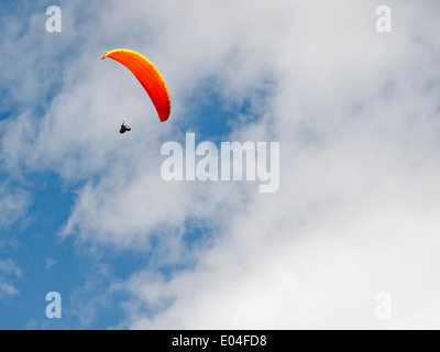 Vol parapente jaune dans les alpes Banque D'Images