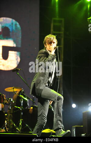 Beijing, Chine. 1er mai 2014. Brett Anderson de la groupe de rock anglais Suede effectue le premier jour du festival de musique Midi 2014 à Beijing, capitale de Chine, le 1 mai 2014. 2014 Le Festival de musique Midi ouvert Jeudi à Beijing. Le festival est l'un des plus influents de la Chine événements de musique rock. Il dure tout au long des trois jours de la fête de mai. Credit : Xiao Xiao/Xinhua/Alamy Live News Banque D'Images