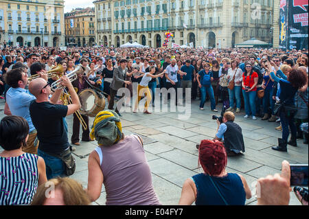 Turin, Italie. 01 mai, 2014. ' ' Jazz Festival de Turin Piazza Castello Flash Mob Crédit : Realy Easy Star/Alamy Live News Banque D'Images