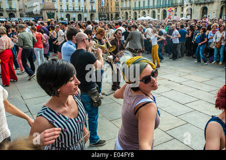 Turin, Italie. 01 mai, 2014. ' ' Jazz Festival de Turin Piazza Castello Flash Mob Crédit : Realy Easy Star/Alamy Live News Banque D'Images