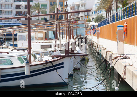 Bateaux dans port de Cala Bona Majorque Banque D'Images