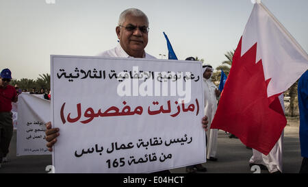 Isa Town, à Bahreïn. 1er mai 2014. Des démonstrations par des sociétés politiques et syndicats qui pro-govenrmnet a exigé d'obtenir les droits du travail avec élever le Roi Hamad Bin Isa AlKhalifa photos et premier ministre SH. Khalifa Bin Salman AlKhalifa dans l'autre côté des travaux furent exigeant de retourner à leur travail après leur limogeage, par sectarisme pendant mouvement populaire de revendications est venu avec le Printemps arabe en février 2011 le 01 mai 2014. Credit : Ahmed Alfardan/NurPhoto ZUMAPRESS.com/Alamy/Live News Banque D'Images