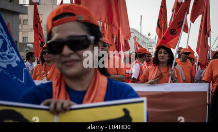 Isa Town, à Bahreïn. 1er mai 2014. Des démonstrations par des sociétés politiques et syndicats qui pro-govenrmnet a exigé d'obtenir les droits du travail avec élever le Roi Hamad Bin Isa AlKhalifa photos et premier ministre SH. Khalifa Bin Salman AlKhalifa dans l'autre côté des travaux furent exigeant de retourner à leur travail après leur limogeage, par sectarisme pendant mouvement populaire de revendications est venu avec le Printemps arabe en février 2011 le 01 mai 2014. Credit : Ahmed Alfardan/NurPhoto ZUMAPRESS.com/Alamy/Live News Banque D'Images