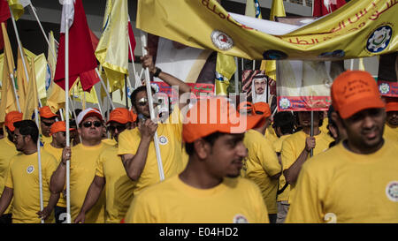 Isa Town, à Bahreïn. 1er mai 2014. Des démonstrations par des sociétés politiques et syndicats qui pro-govenrmnet a exigé d'obtenir les droits du travail avec élever le Roi Hamad Bin Isa AlKhalifa photos et premier ministre SH. Khalifa Bin Salman AlKhalifa dans l'autre côté des travaux furent exigeant de retourner à leur travail après leur limogeage, par sectarisme pendant mouvement populaire de revendications est venu avec le Printemps arabe en février 2011 le 01 mai 2014. Credit : Ahmed Alfardan/NurPhoto ZUMAPRESS.com/Alamy/Live News Banque D'Images