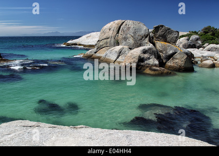 La plage de Boulders avec d'énormes rochers dans l'eau à Simons Town sur la péninsule du Cap, près de Cape Town, Afrique du Sud. Banque D'Images