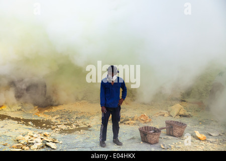 Mineur de soufre portant masque à gaz, Kawah Ijen, Banyuwangi Regency, l'Est de Java, Indonésie Banque D'Images