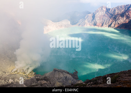 Mine de soufre et l'acide turquoise, le lac du cratère Kawah Ijen, Banyuwangi Regency, l'Est de Java, Indonésie Banque D'Images