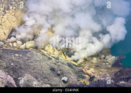 Près de la mine de soufre acide turquoise, le lac du cratère Kawah Ijen, Banyuwangi Regency, l'Est de Java, Indonésie Banque D'Images