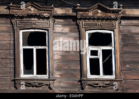 Fenêtres avec volets cassés en bâtiment en bois, Irkoutsk, en Sibérie, Russie Banque D'Images