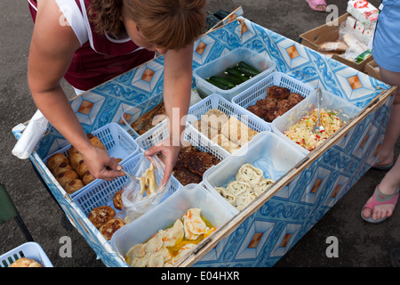 Food sur la plate-forme de l'une des stations de chemin de fer sur la route de chemin de fer transsibérien, Russie Banque D'Images