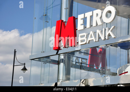 Banque métro signe, deux rivières Centre Commercial, Staines-upon-Thames, Surrey, Angleterre, Royaume-Uni Banque D'Images