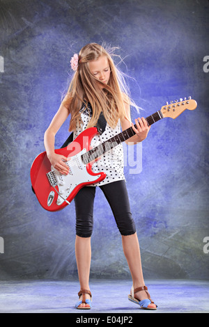 Portrait de jeune fille avec une guitare sur la scène Banque D'Images