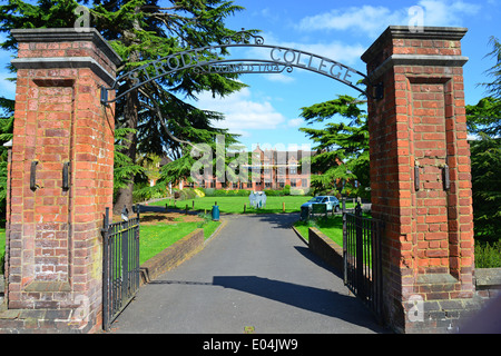 L'Strode College, High Street, Egham, Surrey, Angleterre, Royaume-Uni Banque D'Images