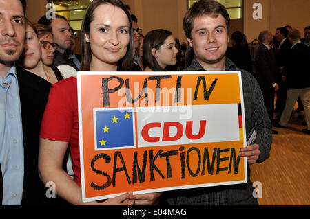 Francfort. Apr 30, 2014. Les jeunes membres du parti CDU tenir une pancarte qui dit : "sanctions" de Poutine au début de la CDU (Union Démocratique Chrétienne) campagne pour les élections européennes le 30 avril 2014 à Francfort./photo alliance © dpa/Alamy Live News Banque D'Images