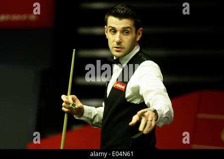 Sheffield, Yorkshire, UK. 01 mai, 2014. Mark Selby en action contre Neil Robertson à la 2014 Dafabet World Snooker Championship semi finale, 1e sessions (meilleur de 33 frames a joué plus de 4 séances), Crucible Theatre, Sheffield, Yorkshire, Angleterre. Credit : Jimmy Whhittee/Alamy Live News Banque D'Images