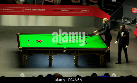 Sheffield, Yorkshire, UK. 01 mai, 2014. Neil Robertson en action contre Mark Selby au 2014 Dafabet World Snooker Championship semi finale, 1e sessions (meilleur de 33 frames a joué plus de 4 séances), Crucible Theatre, Sheffield, Yorkshire, Angleterre. Credit : Jimmy Whhittee/Alamy Live News Banque D'Images