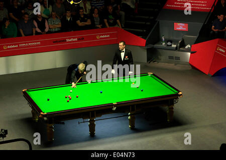 Sheffield, Yorkshire, UK. 01 mai, 2014. Neil Robertson en action contre Mark Selby au 2014 Dafabet World Snooker Championship semi finale, 1e sessions (meilleur de 33 frames a joué plus de 4 séances), Crucible Theatre, Sheffield, Yorkshire, Angleterre. Credit : Jimmy Whhittee/Alamy Live News Banque D'Images
