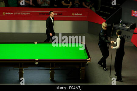 Sheffield, Yorkshire, UK. 01 mai, 2014. Neil Robertson en action contre Mark Selby au 2014 Dafabet World Snooker Championship semi finale, 1e sessions (meilleur de 33 frames a joué plus de 4 séances), Crucible Theatre, Sheffield, Yorkshire, Angleterre. Credit : Jimmy Whhittee/Alamy Live News Banque D'Images