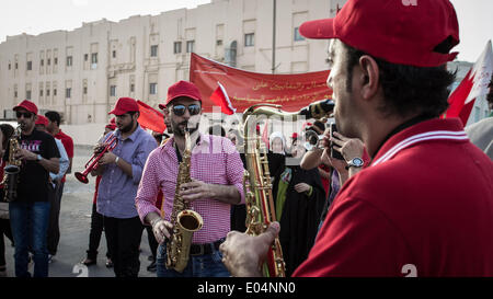 Isa Town, à Bahreïn. 1er mai 2014. Des démonstrations par des sociétés politiques et syndicats qui pro-govenrmnet a exigé d'obtenir les droits du travail avec élever le Roi Hamad Bin Isa AlKhalifa photos et premier ministre SH. Khalifa Bin Salman AlKhalifa dans l'autre côté des travaux furent exigeant de retourner à leur travail après leur limogeage, par sectarisme pendant mouvement populaire de revendications est venu avec le Printemps arabe en février 2011 le 01 mai 2014. Credit : Ahmed Alfardan/NurPhoto ZUMAPRESS.com/Alamy/Live News Banque D'Images