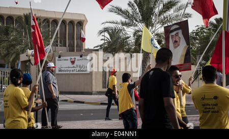 Isa Town, à Bahreïn. 1er mai 2014. Des démonstrations par des sociétés politiques et syndicats qui pro-govenrmnet a exigé d'obtenir les droits du travail avec élever le Roi Hamad Bin Isa AlKhalifa photos et premier ministre SH. Khalifa Bin Salman AlKhalifa dans l'autre côté des travaux furent exigeant de retourner à leur travail après leur limogeage, par sectarisme pendant mouvement populaire de revendications est venu avec le Printemps arabe en février 2011 le 01 mai 2014. Credit : Ahmed Alfardan/NurPhoto ZUMAPRESS.com/Alamy/Live News Banque D'Images