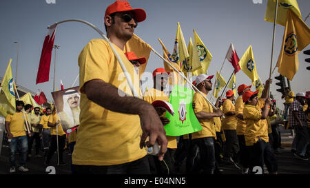 Isa Town, à Bahreïn. 1er mai 2014. Des démonstrations par des sociétés politiques et syndicats qui pro-govenrmnet a exigé d'obtenir les droits du travail avec élever le Roi Hamad Bin Isa AlKhalifa photos et premier ministre SH. Khalifa Bin Salman AlKhalifa dans l'autre côté des travaux furent exigeant de retourner à leur travail après leur limogeage, par sectarisme pendant mouvement populaire de revendications est venu avec le Printemps arabe en février 2011 le 01 mai 2014. Credit : Ahmed Alfardan/NurPhoto ZUMAPRESS.com/Alamy/Live News Banque D'Images