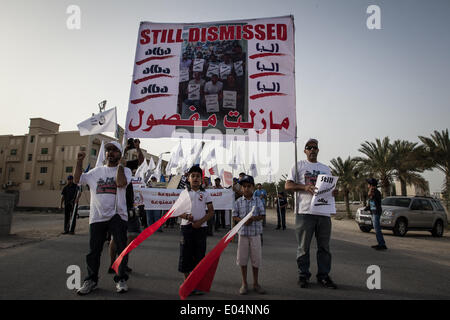 Isa Town, à Bahreïn. 1er mai 2014. Des démonstrations par des sociétés politiques et syndicats qui pro-govenrmnet a exigé d'obtenir les droits du travail avec élever le Roi Hamad Bin Isa AlKhalifa photos et premier ministre SH. Khalifa Bin Salman AlKhalifa dans l'autre côté des travaux furent exigeant de retourner à leur travail après leur limogeage, par sectarisme pendant mouvement populaire de revendications est venu avec le Printemps arabe en février 2011 le 01 mai 2014. Credit : Ahmed Alfardan/NurPhoto ZUMAPRESS.com/Alamy/Live News Banque D'Images