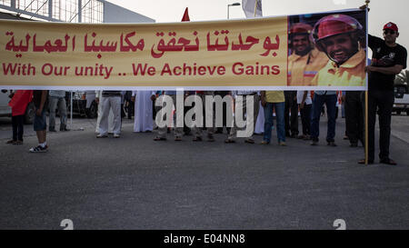 Isa Town, à Bahreïn. 1er mai 2014. Des démonstrations par des sociétés politiques et syndicats qui pro-govenrmnet a exigé d'obtenir les droits du travail avec élever le Roi Hamad Bin Isa AlKhalifa photos et premier ministre SH. Khalifa Bin Salman AlKhalifa dans l'autre côté des travaux furent exigeant de retourner à leur travail après leur limogeage, par sectarisme pendant mouvement populaire de revendications est venu avec le Printemps arabe en février 2011 le 01 mai 2014. Credit : Ahmed Alfardan/NurPhoto ZUMAPRESS.com/Alamy/Live News Banque D'Images