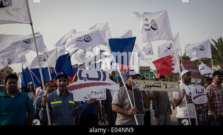 Isa Town, à Bahreïn. 1er mai 2014. Des démonstrations par des sociétés politiques et syndicats qui pro-govenrmnet a exigé d'obtenir les droits du travail avec élever le Roi Hamad Bin Isa AlKhalifa photos et premier ministre SH. Khalifa Bin Salman AlKhalifa dans l'autre côté des travaux furent exigeant de retourner à leur travail après leur limogeage, par sectarisme pendant mouvement populaire de revendications est venu avec le Printemps arabe en février 2011 le 01 mai 2014. Credit : Ahmed Alfardan/NurPhoto ZUMAPRESS.com/Alamy/Live News Banque D'Images